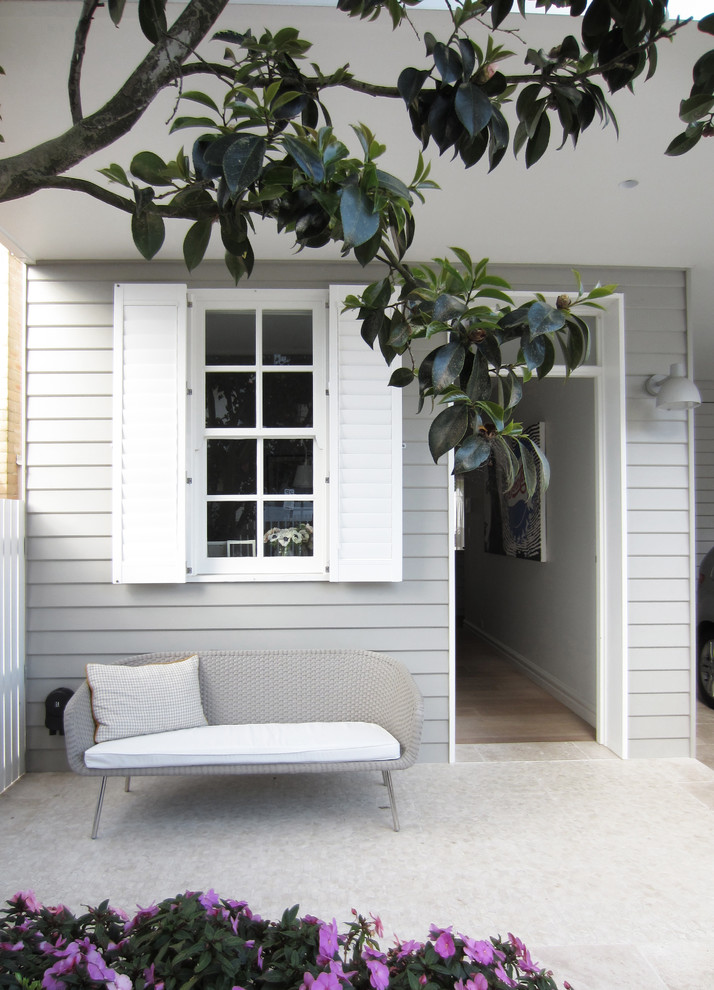 Imagen de patio contemporáneo de tamaño medio en patio delantero y anexo de casas con adoquines de hormigón