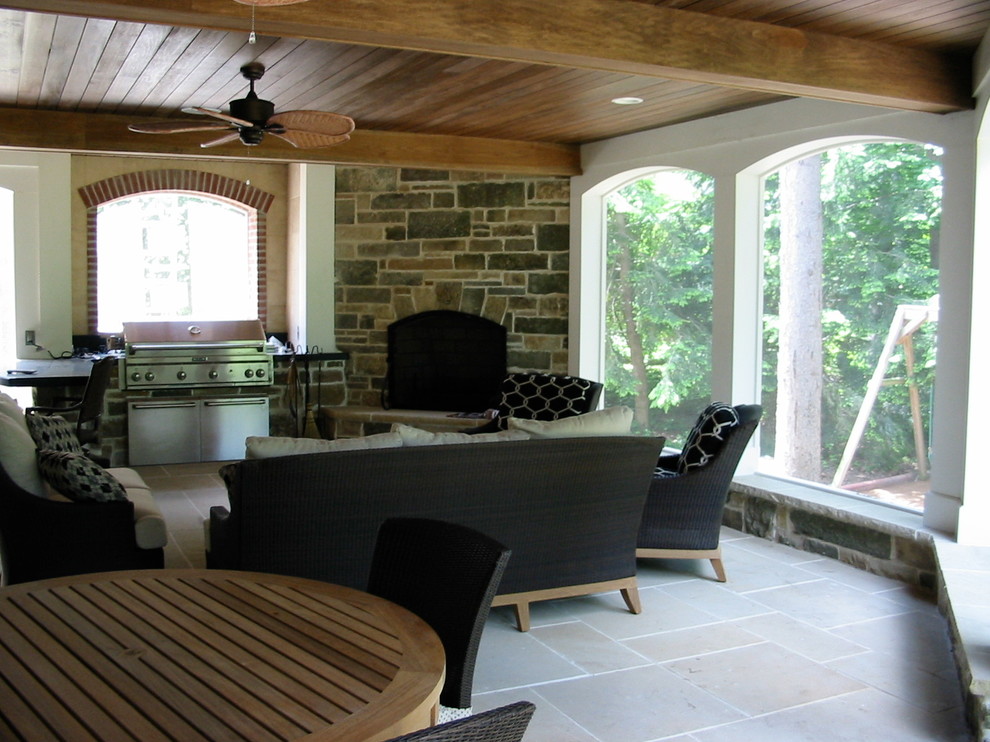 Идея дизайна: большой двор на заднем дворе в классическом стиле с летней кухней, покрытием из декоративного бетона и навесом