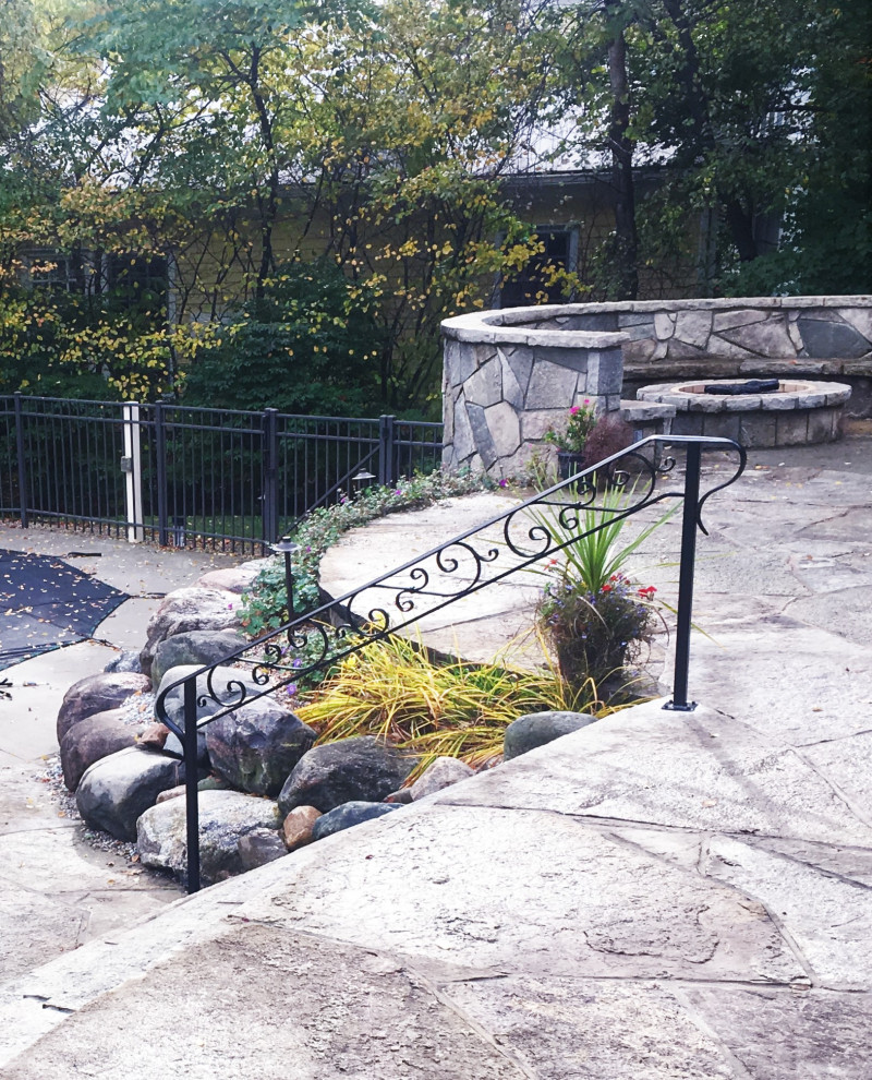 Immagine di un piccolo patio o portico classico dietro casa con un focolare, pavimentazioni in pietra naturale e nessuna copertura
