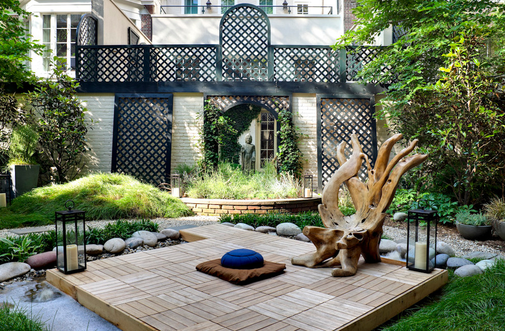 Großer, Unbedeckter Asiatischer Patio hinter dem Haus mit Wasserspiel und Dielen in New York