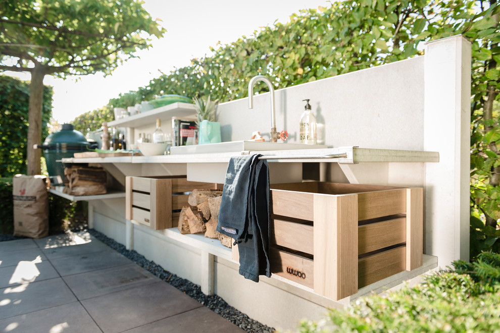 Стильный дизайн: двор среднего размера на заднем дворе в современном стиле с летней кухней и мощением тротуарной плиткой без защиты от солнца - последний тренд