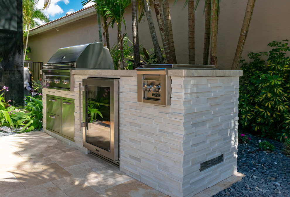 На фото: двор на заднем дворе в современном стиле с летней кухней и покрытием из каменной брусчатки без защиты от солнца