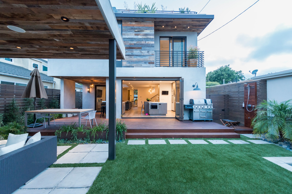 Idée de décoration pour une terrasse arrière design de taille moyenne avec un foyer extérieur, des pavés en béton et un gazebo ou pavillon.