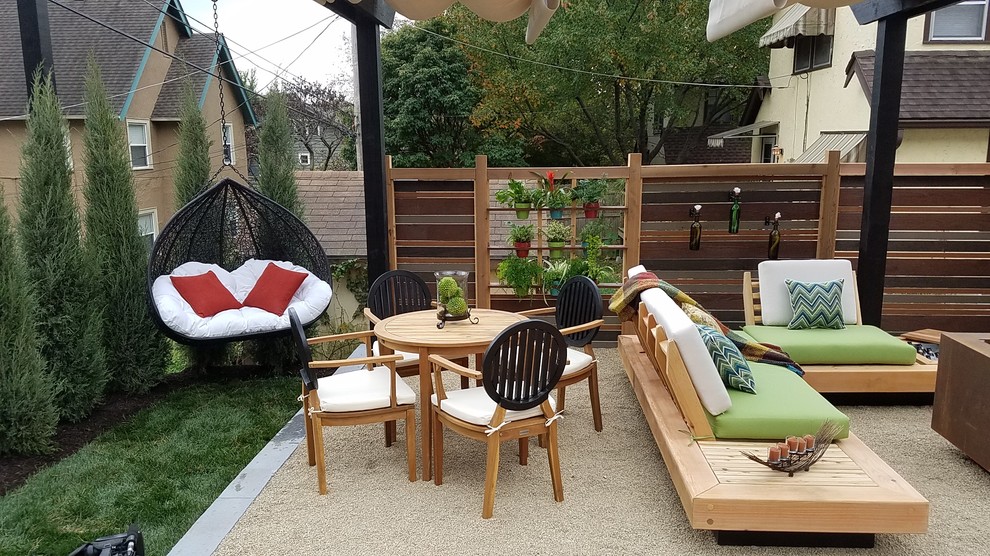 Diseño de patio moderno pequeño en patio trasero con jardín vertical, granito descompuesto y pérgola