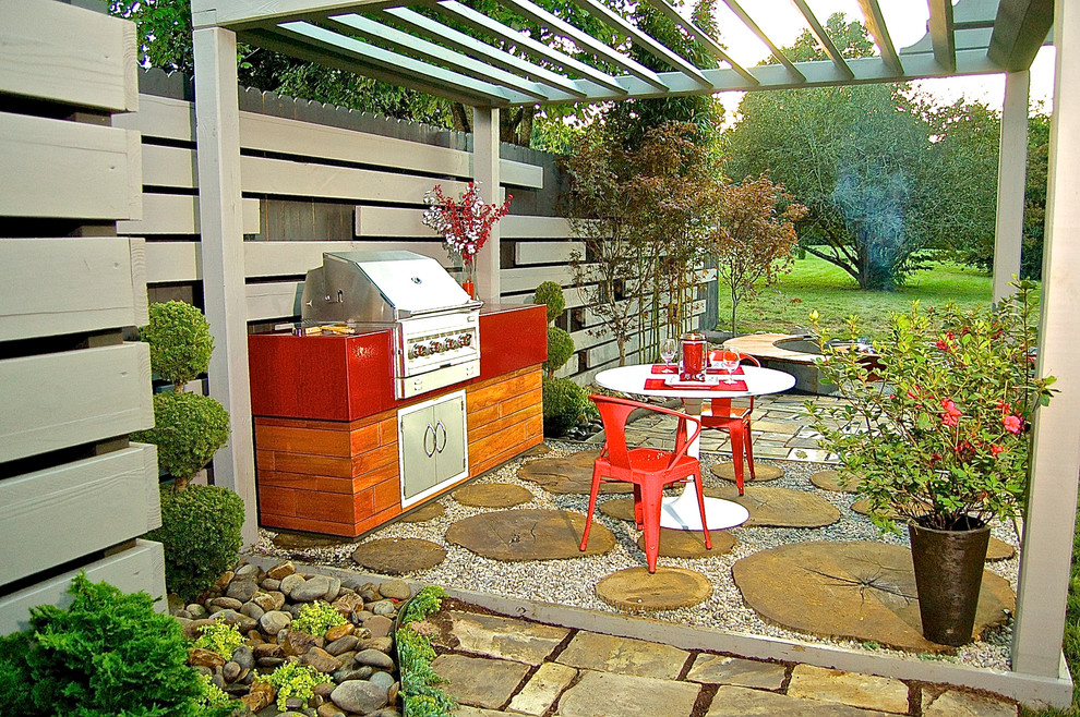 Idée de décoration pour une terrasse arrière asiatique de taille moyenne avec du gravier, une pergola et une cuisine d'été.
