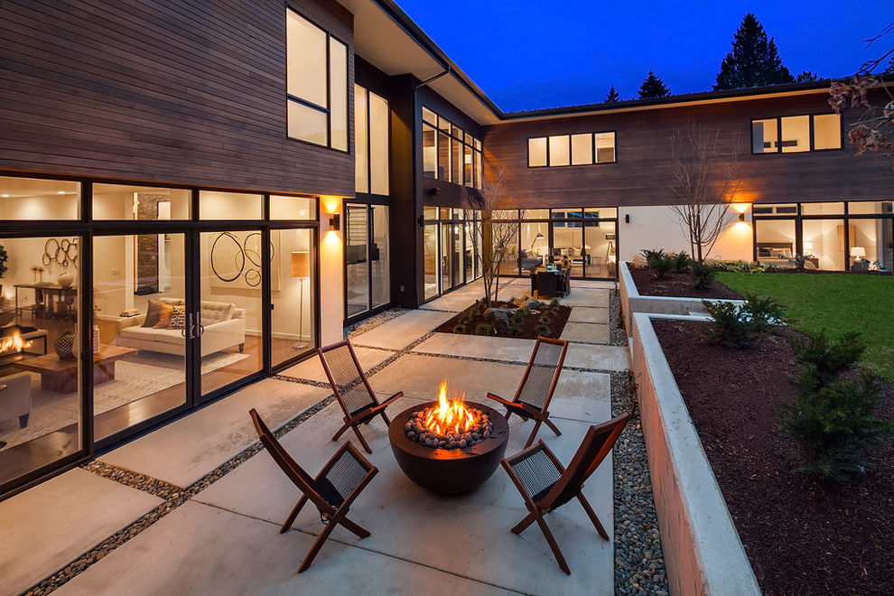 Unbedeckter Moderner Patio hinter dem Haus mit Feuerstelle in Seattle