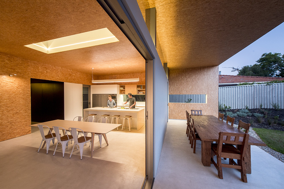 Идея дизайна: двор среднего размера на заднем дворе в современном стиле с покрытием из бетонных плит и навесом