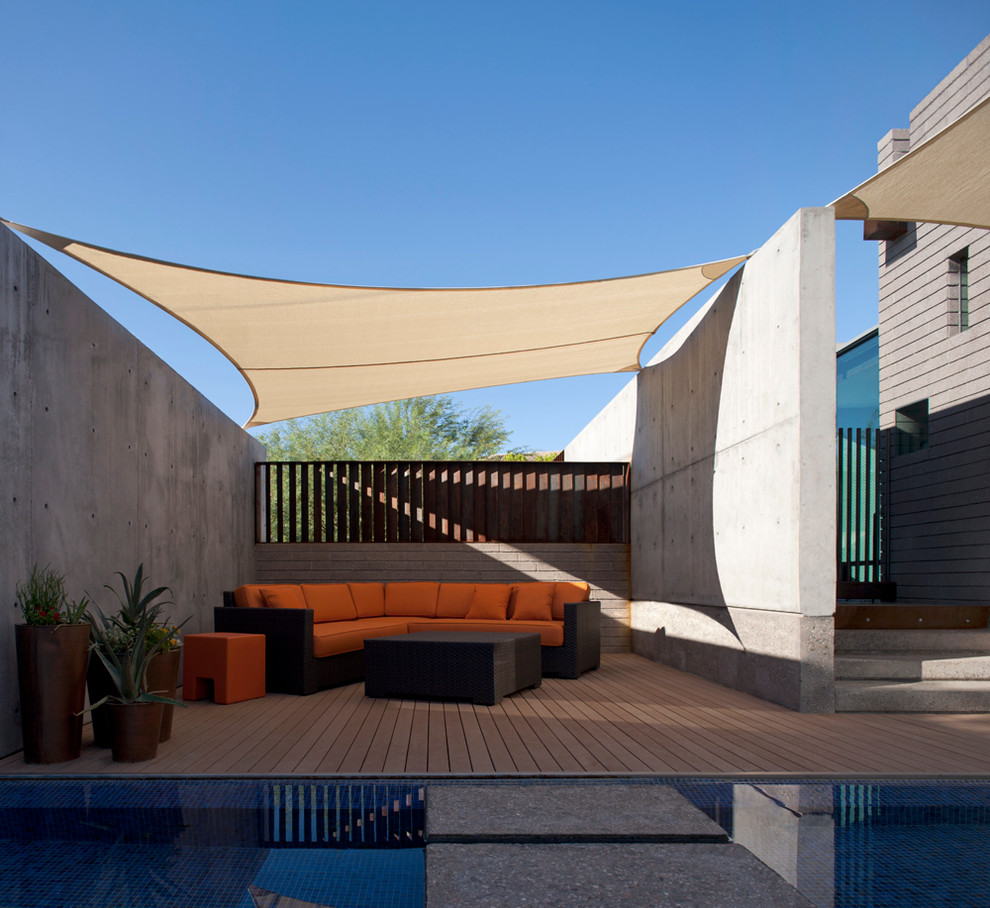Стильный дизайн: двор среднего размера на заднем дворе в стиле модернизм с настилом и козырьком - последний тренд