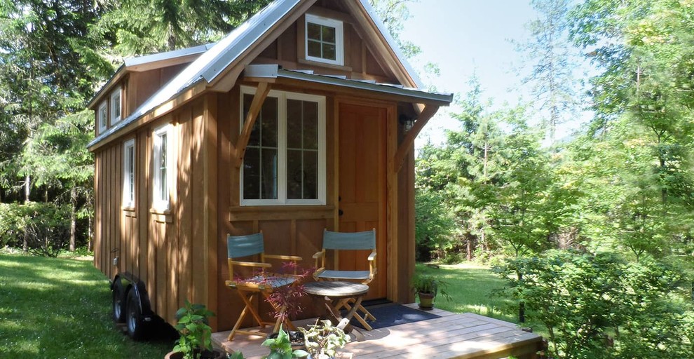 Ispirazione per un piccolo patio o portico tradizionale dietro casa con pedane e un tetto a sbalzo