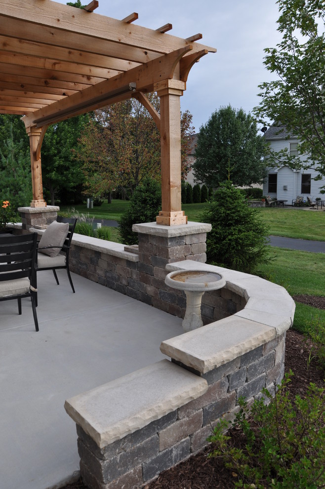 Yorkville Pergola with Seat Wall & Driveway Borders Classique