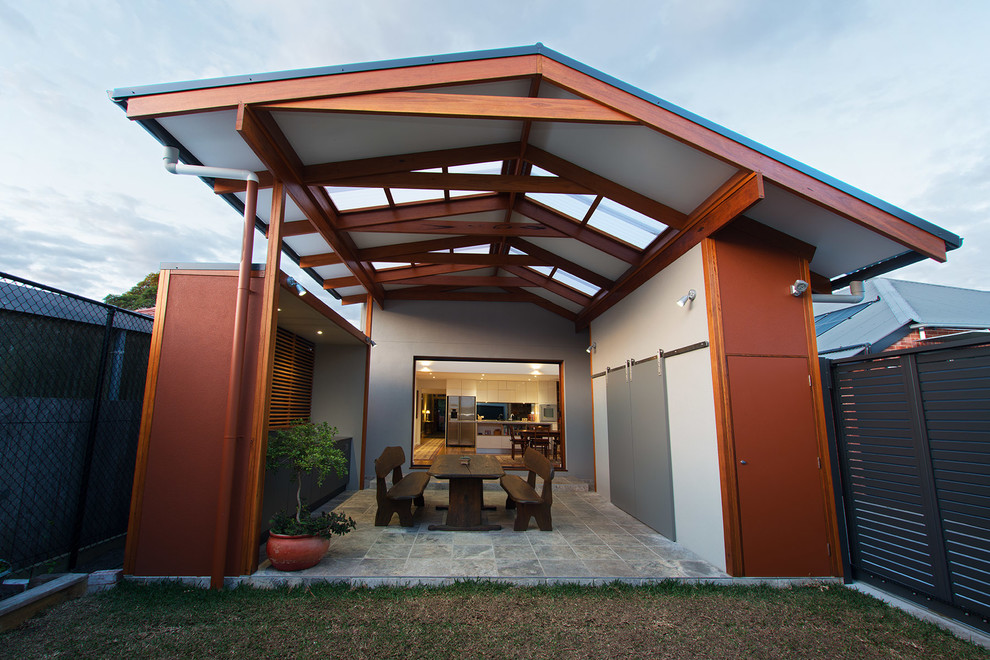 Immagine di un patio o portico contemporaneo con un tetto a sbalzo