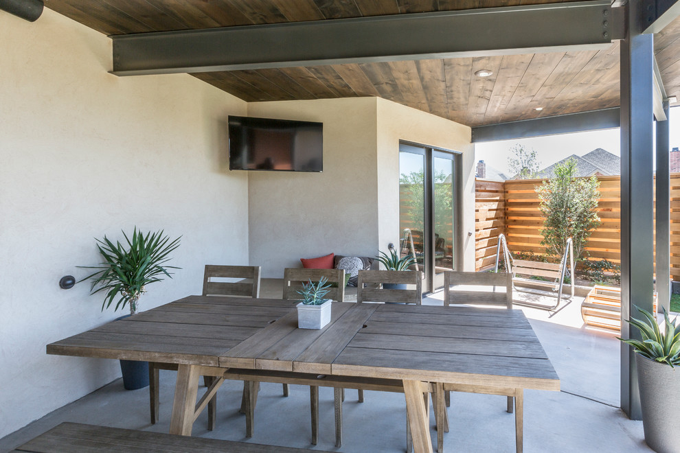 Geräumiger, Überdachter Moderner Patio hinter dem Haus mit Betonplatten in Austin