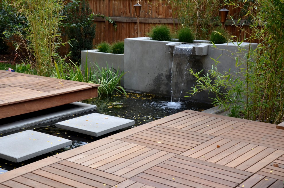 Diseño de patio asiático de tamaño medio sin cubierta en patio trasero con fuente y entablado