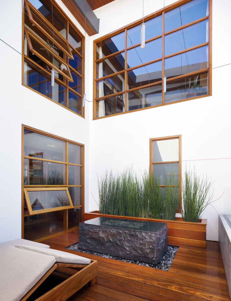 Источник вдохновения для домашнего уюта: двор среднего размера на внутреннем дворе в морском стиле с фонтаном и настилом без защиты от солнца