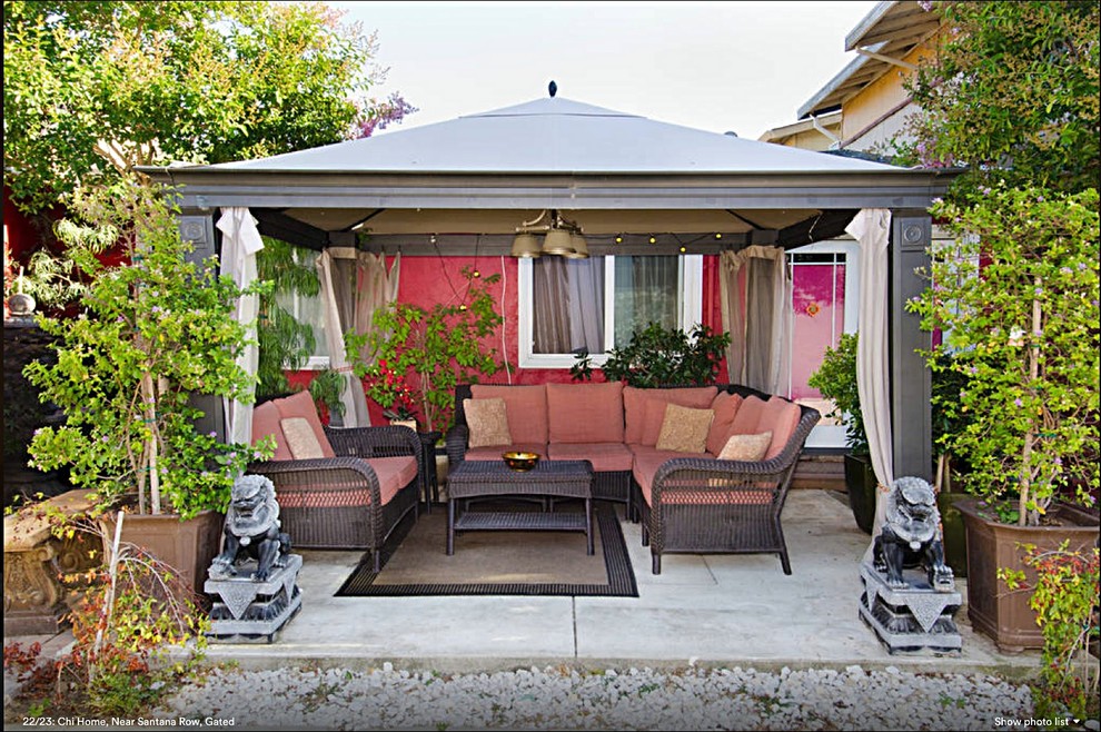 На фото: маленькая беседка во дворе частного дома на внутреннем дворе в восточном стиле с покрытием из декоративного бетона для на участке и в саду