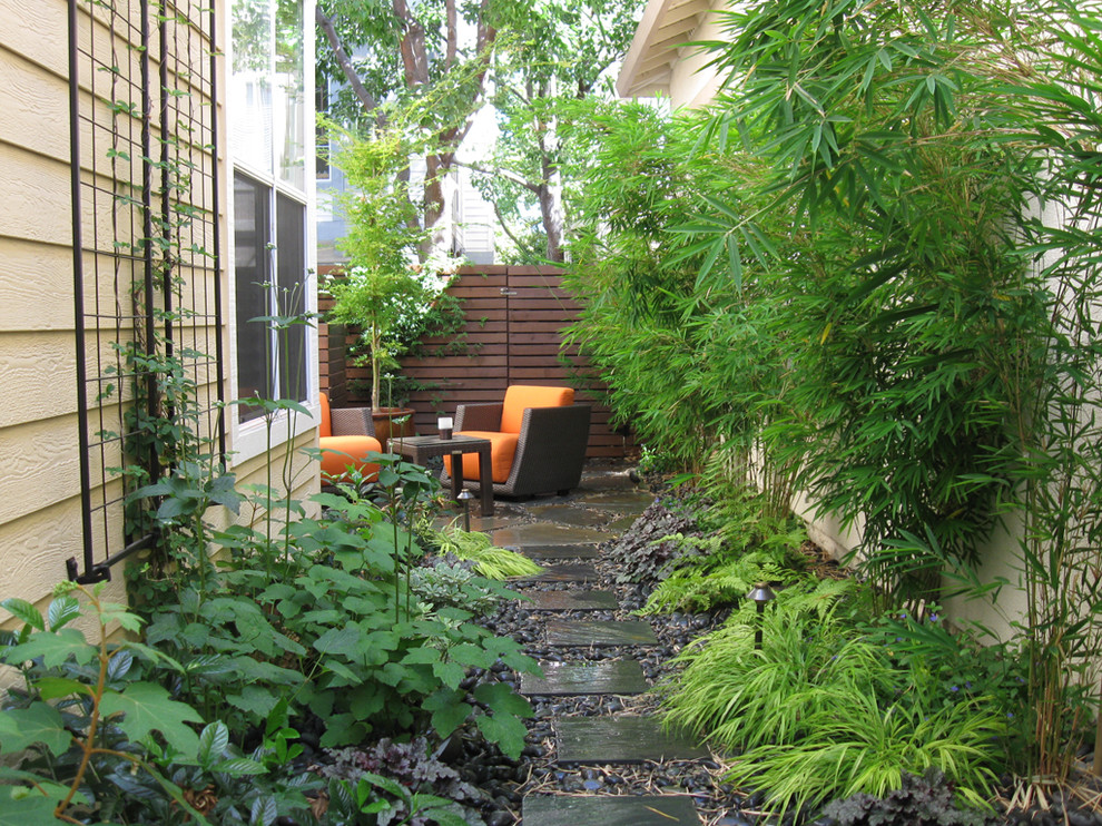 Imagen de patio contemporáneo con adoquines de piedra natural