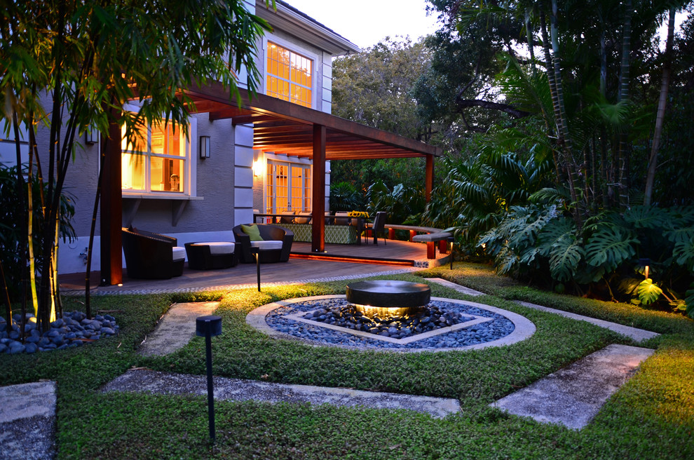 Modelo de patio contemporáneo grande en patio trasero con pérgola, fuente y adoquines de hormigón