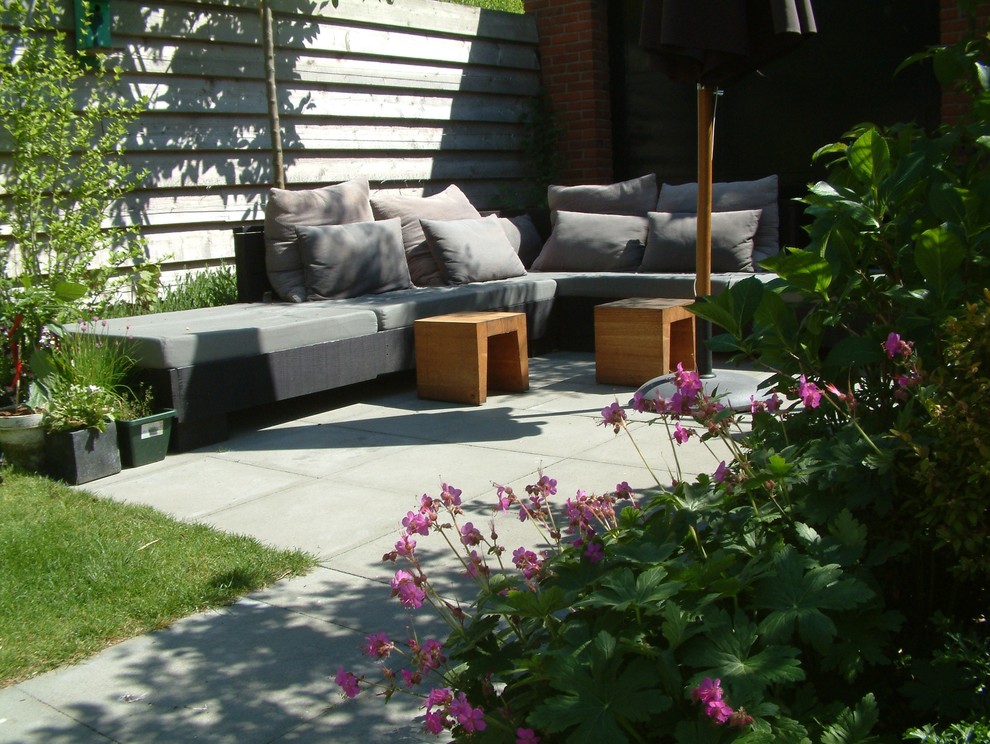 Zonnige tuin met loungebank Modern Patio Amsterdam by Studio