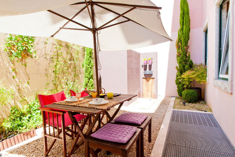 Свежая идея для дизайна: двор на внутреннем дворе в средиземноморском стиле - отличное фото интерьера