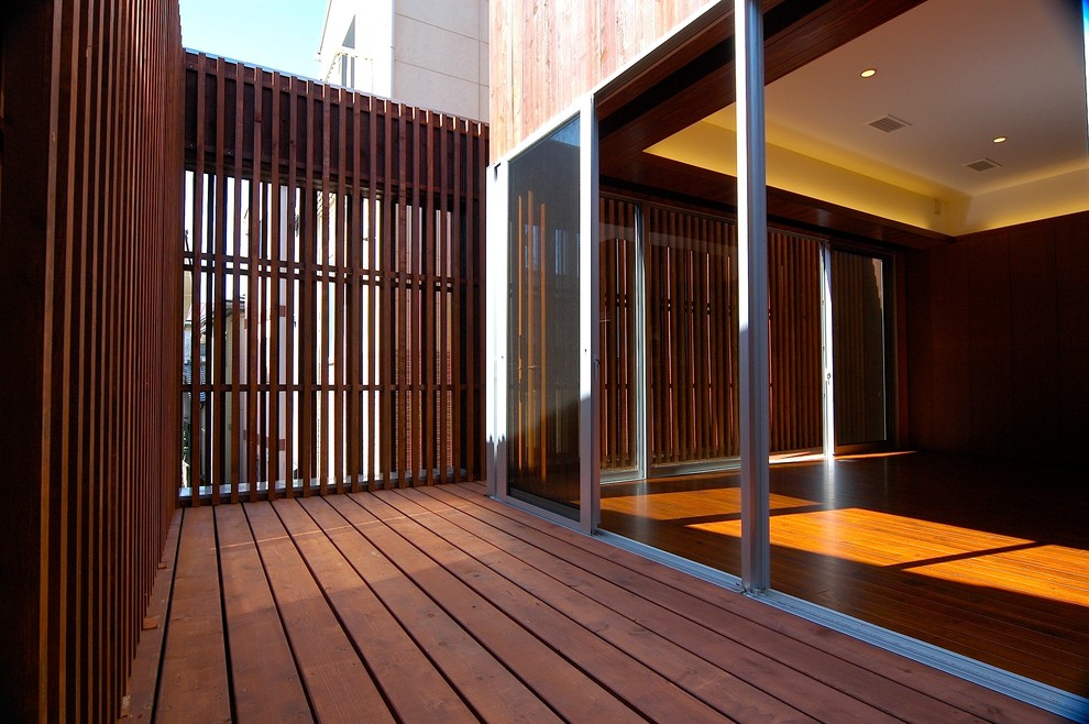 На фото: двор на боковом дворе в стиле модернизм с настилом и навесом