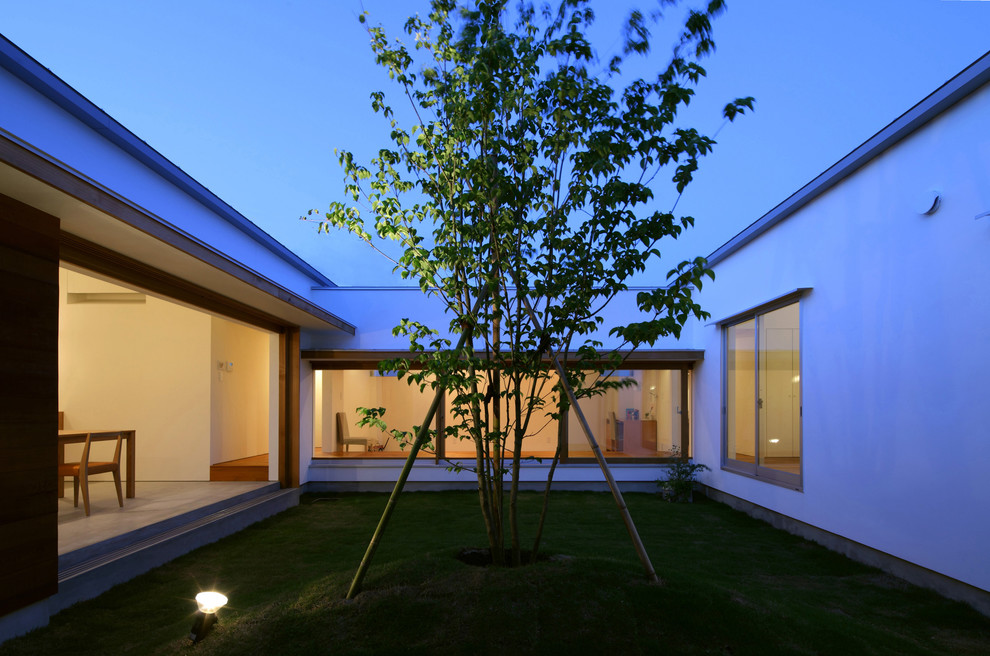 Идея дизайна: маленький двор на внутреннем дворе в стиле модернизм без защиты от солнца для на участке и в саду