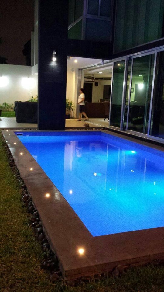 Immagine di una piscina moderna a "L" di medie dimensioni con una dépendance a bordo piscina