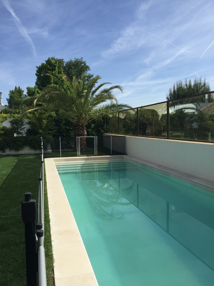 Immagine di una piscina monocorsia mediterranea rettangolare di medie dimensioni e nel cortile laterale con una dépendance a bordo piscina