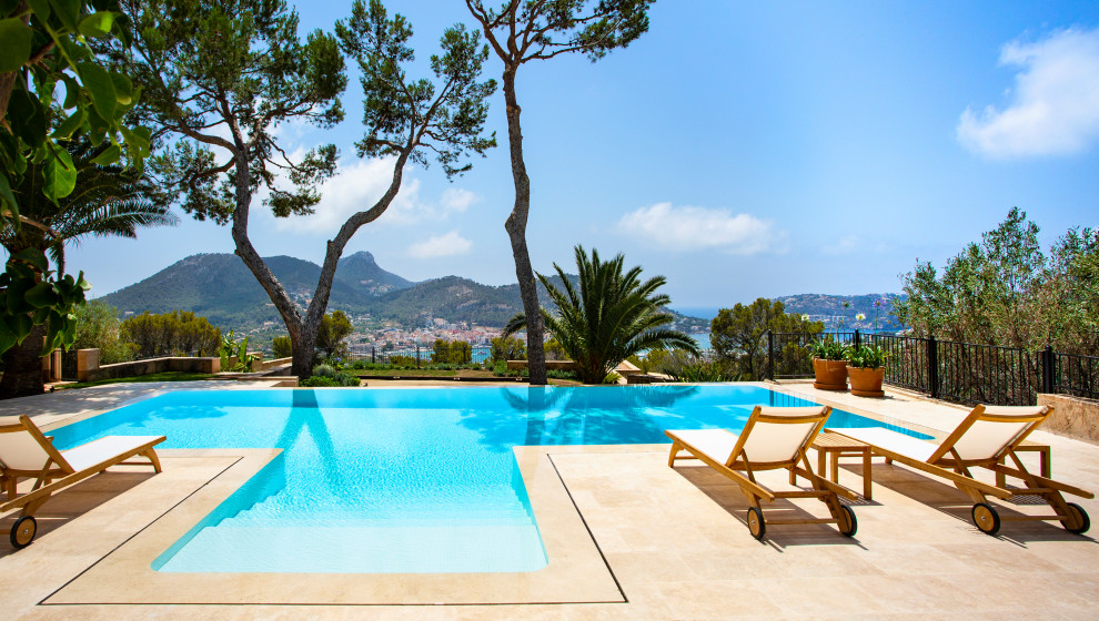 Foto de piscina infinita mediterránea grande a medida en patio trasero con suelo de baldosas