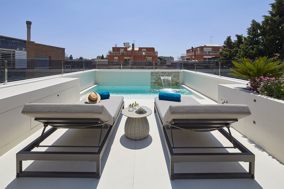 Стильный дизайн: прямоугольный бассейн среднего размера на крыше в современном стиле - последний тренд
