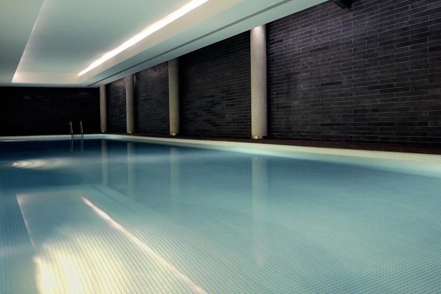 Photo of a large contemporary lengths swimming pool in Valencia.