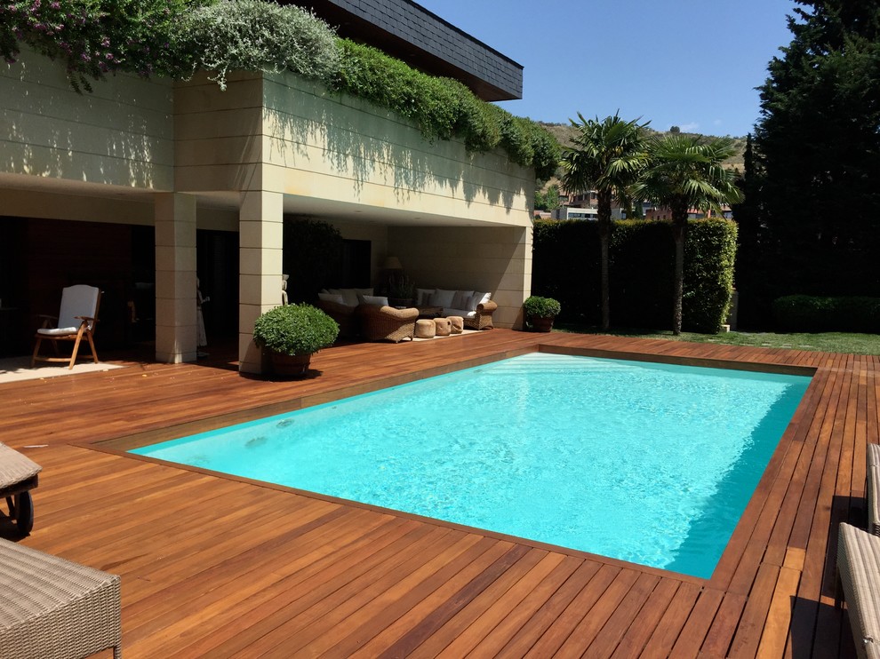 Idee per una piscina monocorsia mediterranea rettangolare di medie dimensioni e davanti casa con una dépendance a bordo piscina e pedane
