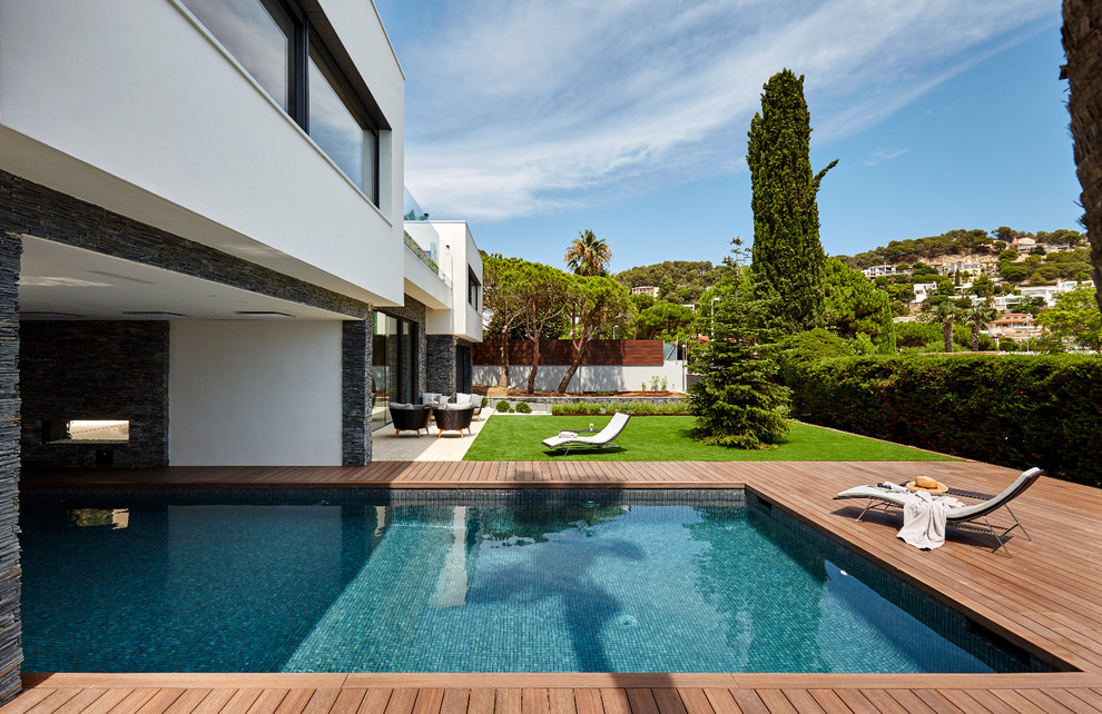 Immagine di una piscina contemporanea