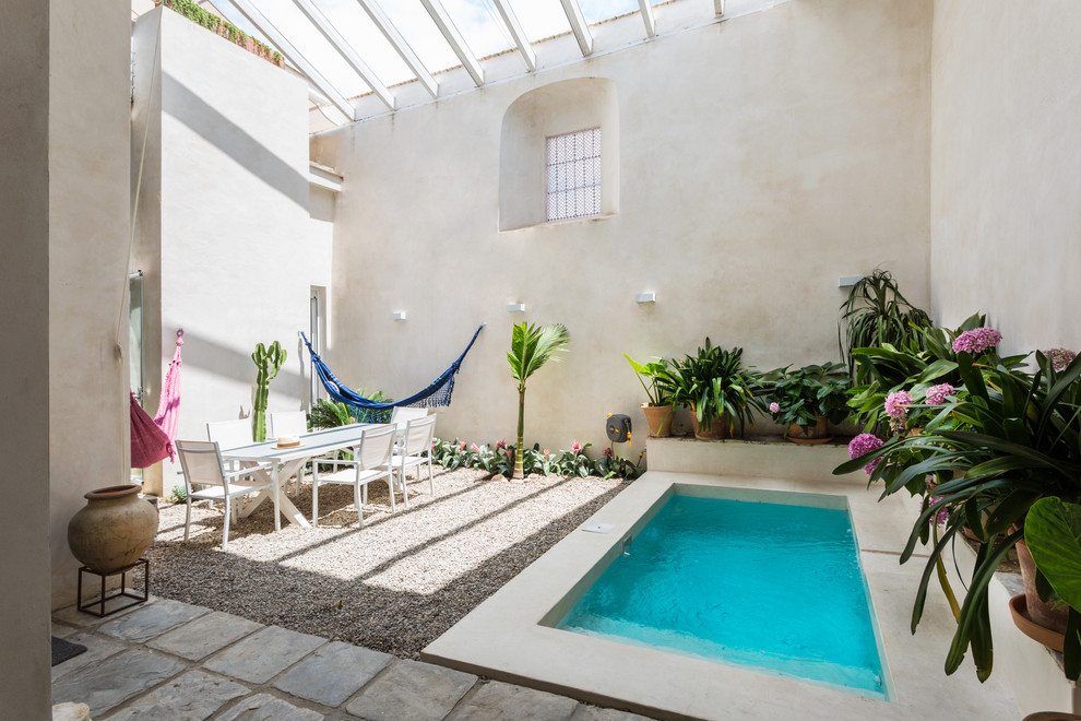 Идея дизайна: прямоугольный бассейн на внутреннем дворе в средиземноморском стиле с покрытием из гравия