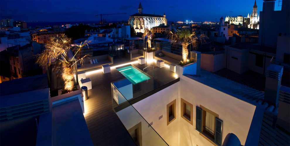 Oberirdischer, Kleiner Klassischer Pool auf dem Dach in rechteckiger Form mit Dielen in Palma de Mallorca