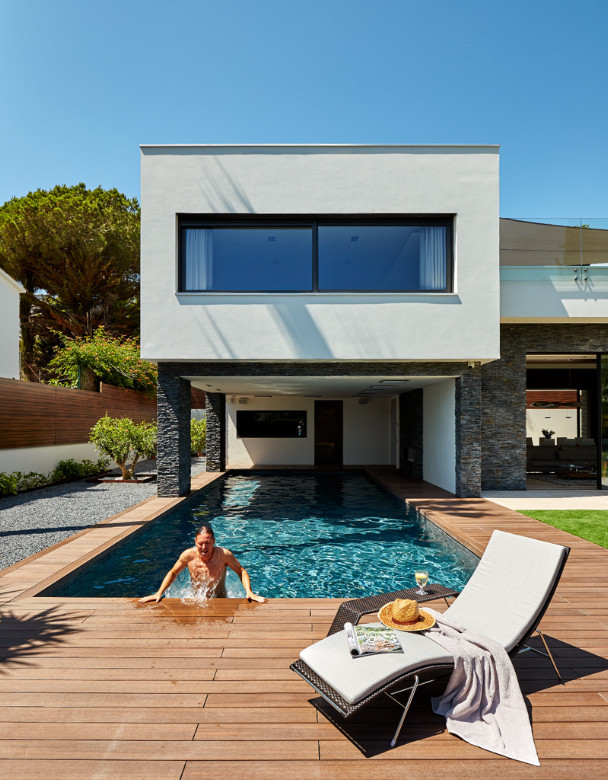 Foto di una grande piscina monocorsia design rettangolare davanti casa con una dépendance a bordo piscina e pedane