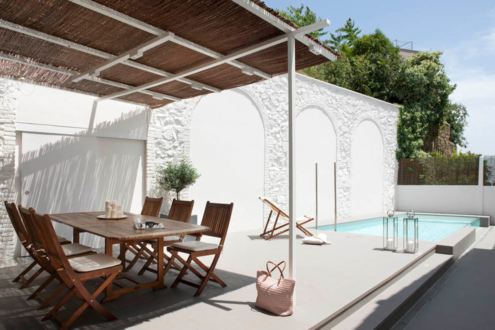 Свежая идея для дизайна: маленький спортивный, прямоугольный бассейн на внутреннем дворе в средиземноморском стиле с домиком у бассейна для на участке и в саду - отличное фото интерьера
