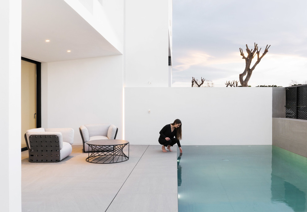 Идея дизайна: бассейн среднего размера в стиле модернизм