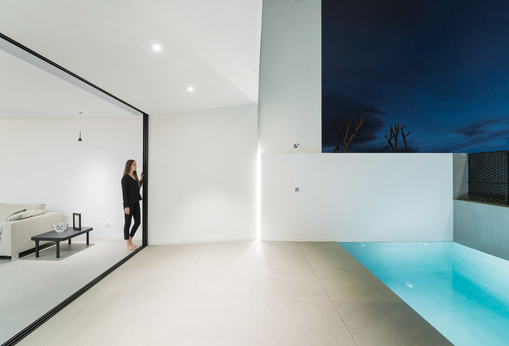 Diseño de piscina minimalista de tamaño medio