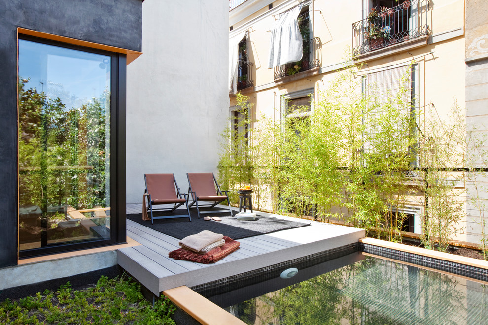 Foto di una piscina naturale minimal personalizzata sul tetto e di medie dimensioni con piastrelle