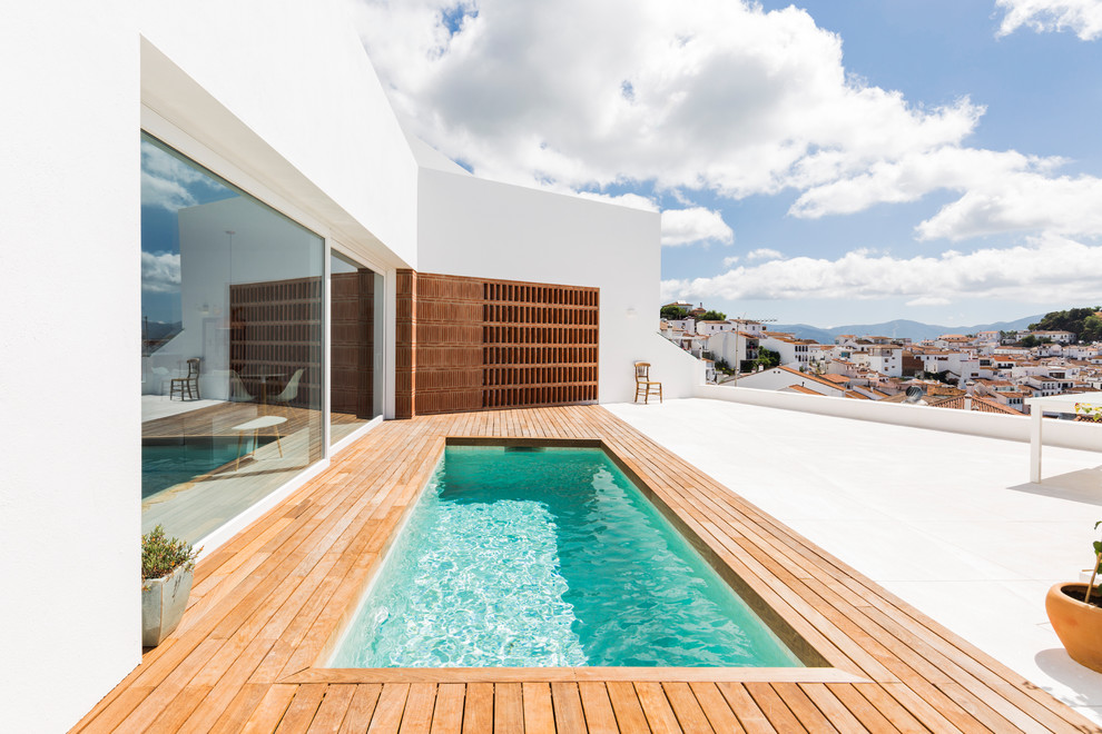 Diseño de casa de la piscina y piscina alargada mediterránea pequeña rectangular en patio lateral con entablado