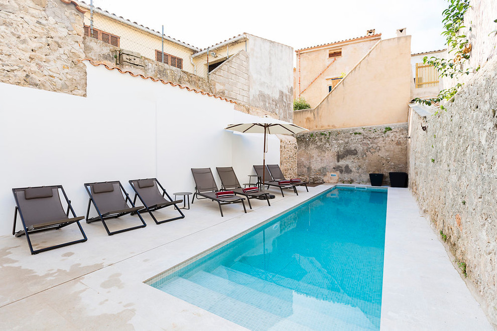 Foto di una piccola piscina monocorsia minimalista rettangolare dietro casa