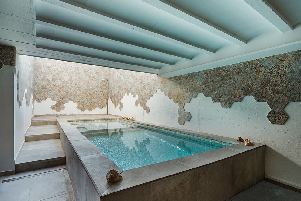 На фото: наземный, прямоугольный бассейн на внутреннем дворе в скандинавском стиле с настилом с