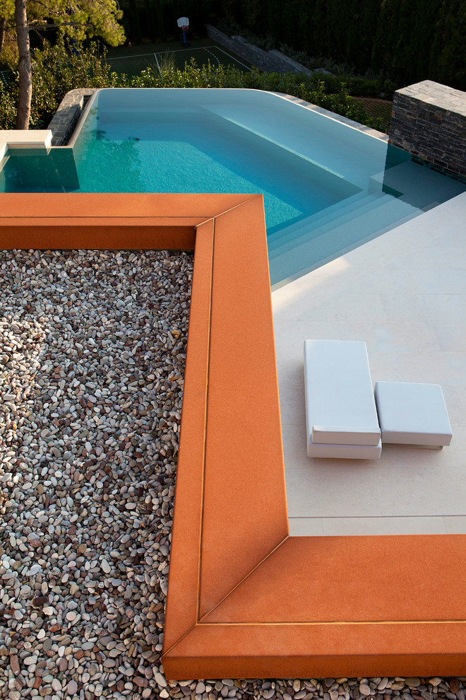 Идея дизайна: бассейн-инфинити среднего размера в современном стиле с домиком у бассейна
