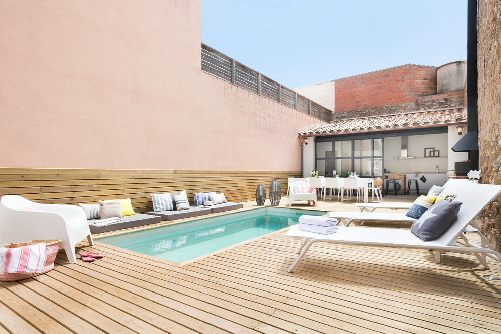Mittelgroßer Uriger Pool hinter dem Haus in rechteckiger Form mit Dielen in Barcelona