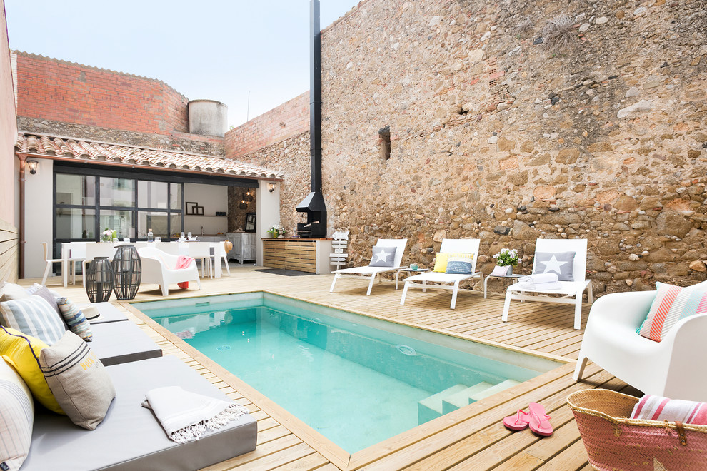 Mittelgroßer Rustikaler Pool hinter dem Haus in rechteckiger Form mit Dielen in Barcelona