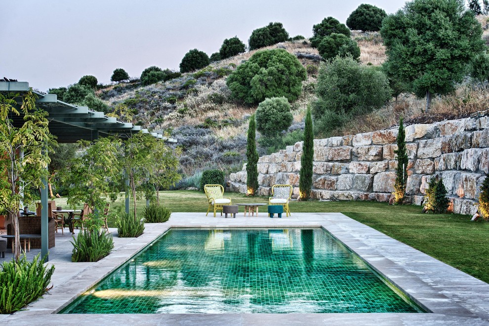 Example of a large cottage rectangular pool design in Seville