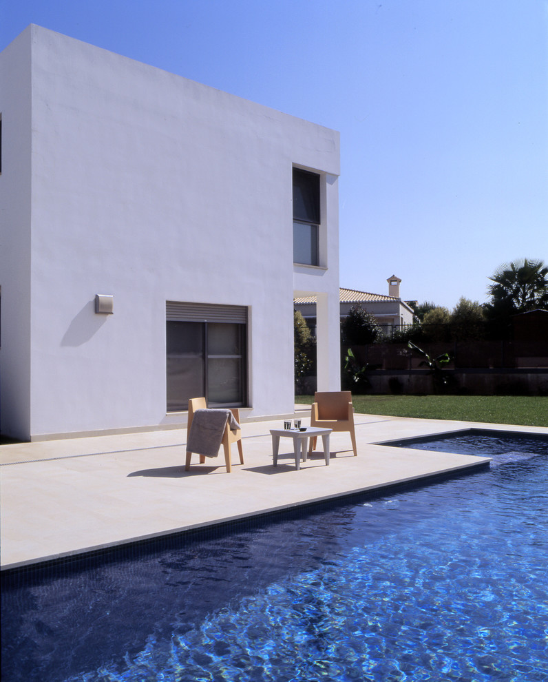 Modelo de casa de la piscina y piscina alargada mediterránea de tamaño medio en forma de L en patio lateral