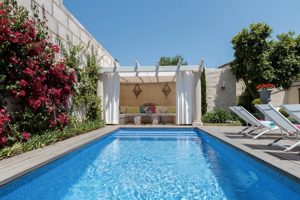 Idée de décoration pour un couloir de nage méditerranéen rectangle et de taille moyenne avec une terrasse en bois.