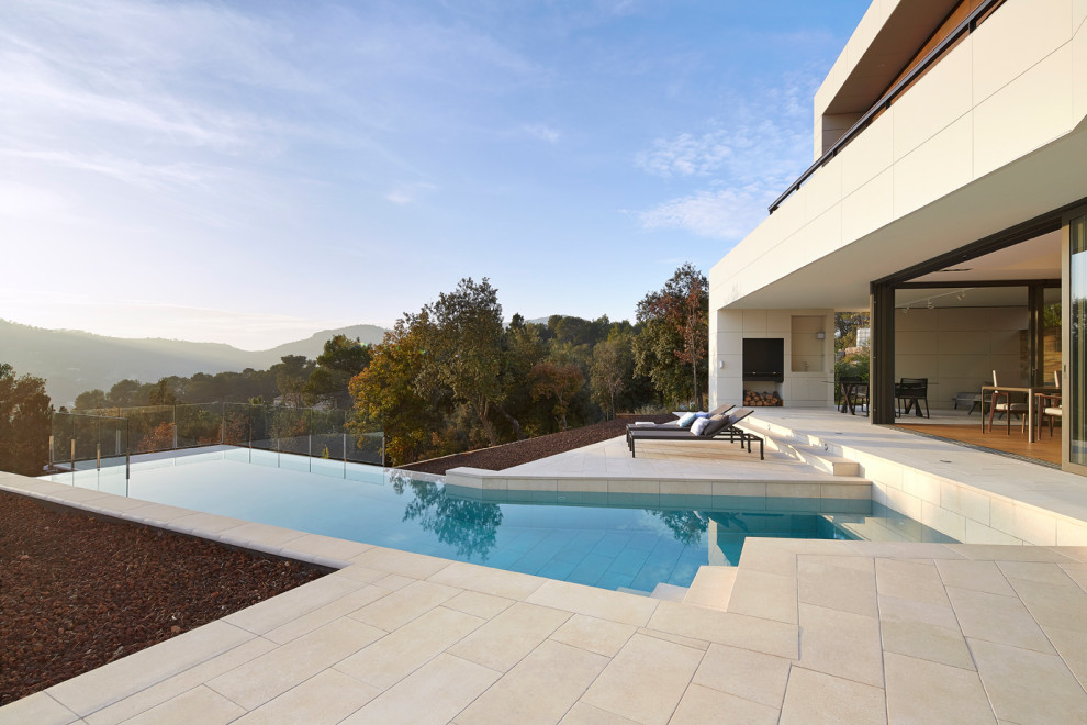 Aménagement d'une piscine contemporaine.