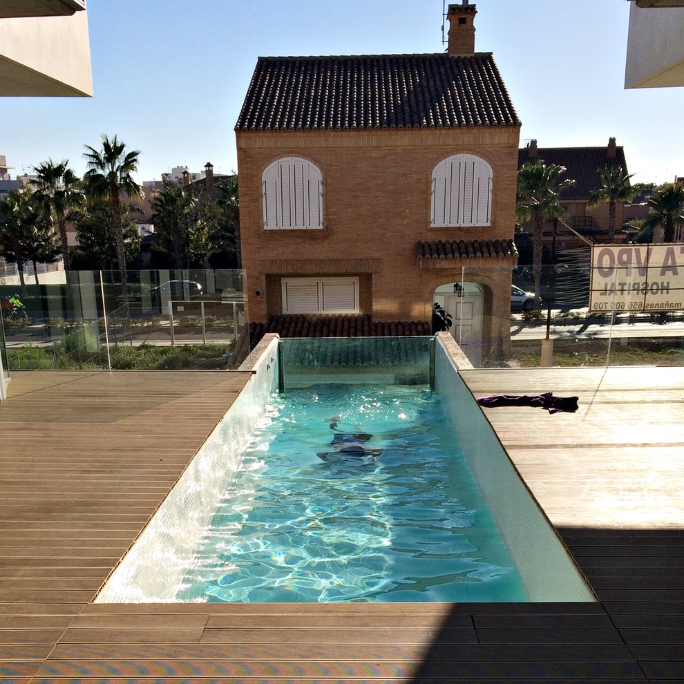 Foto de casa de la piscina y piscina infinita contemporánea de tamaño medio